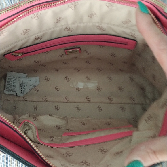 COPY - Guess - Picture 3 of 12